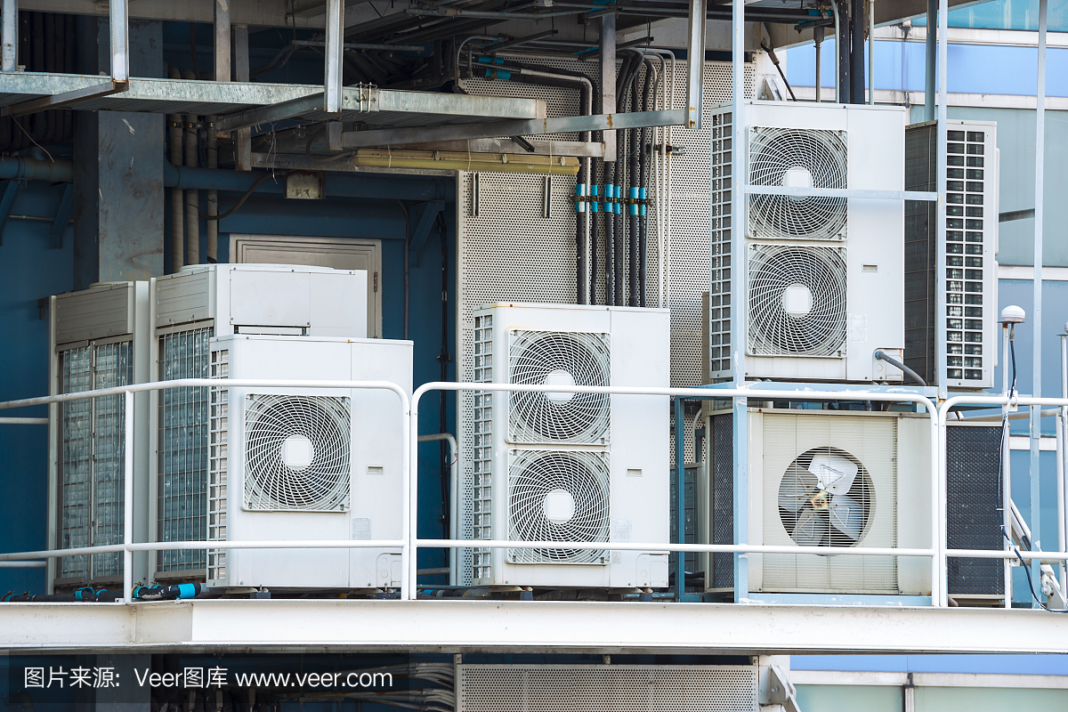工业空冷冷凝器安装在工厂阳台上。